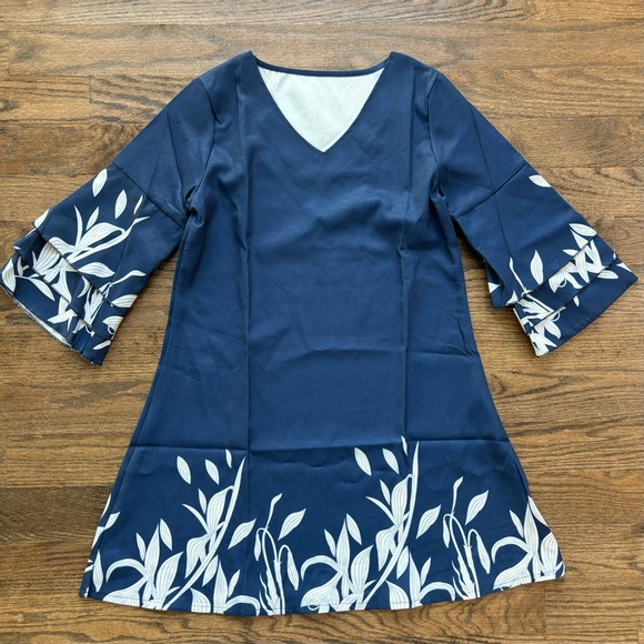 NEW! • Casual Boho Floral Loose V Neck 3/4 Wave Bell Sleeve Flowy Dress • Medium - Picture 3 of 4